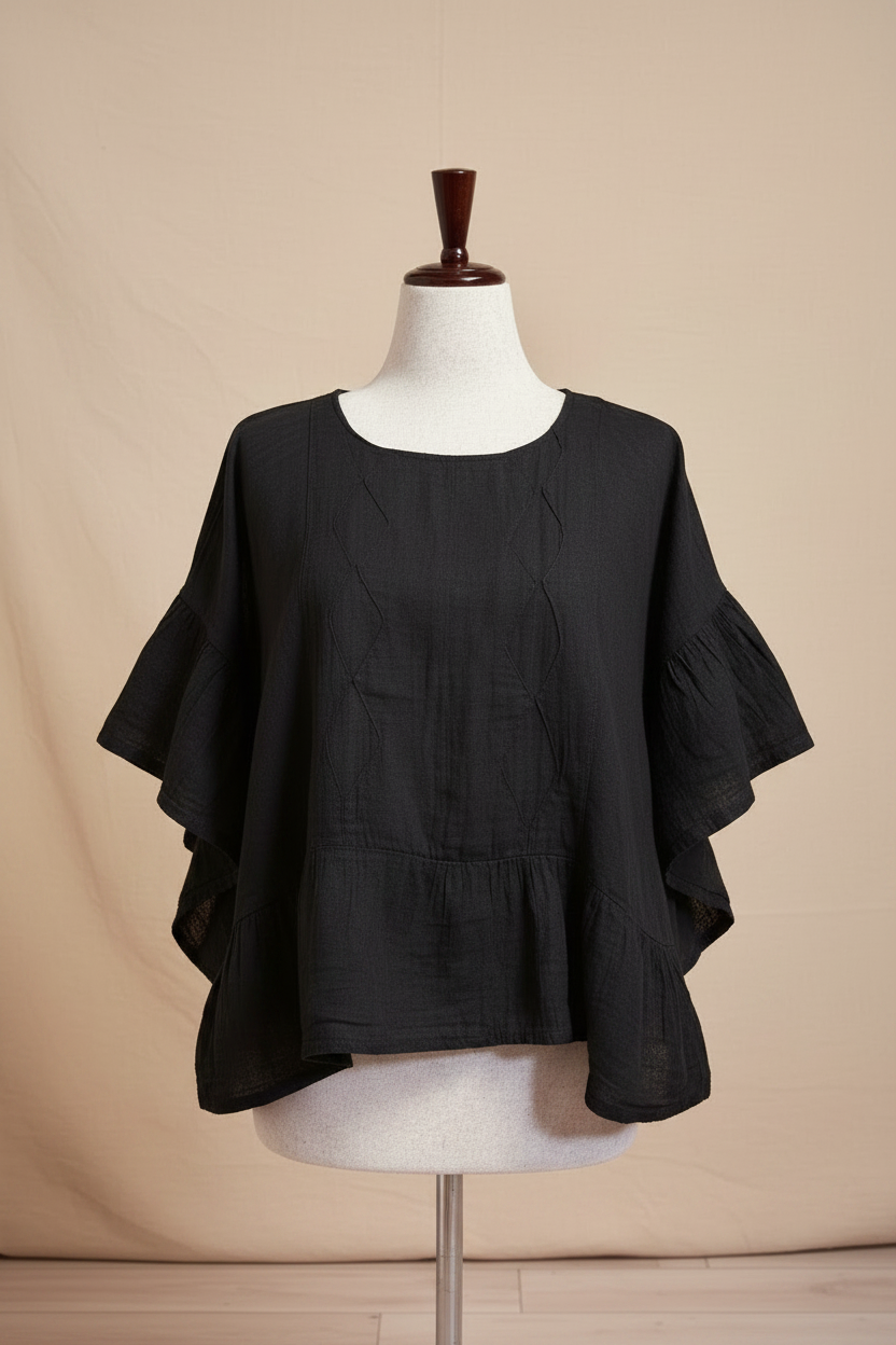 Blusa negra frente fondo beige