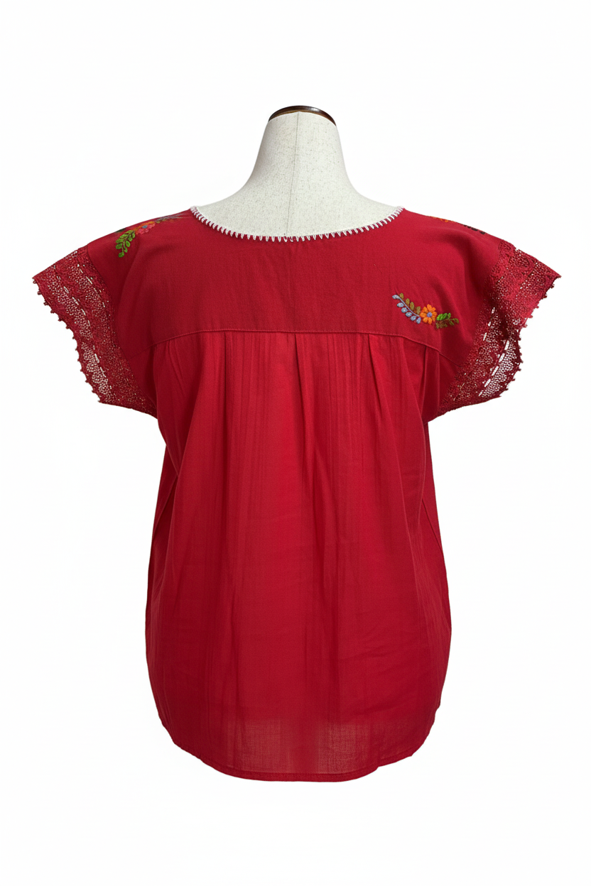 Blusa roja vista posterior con fondo blanco