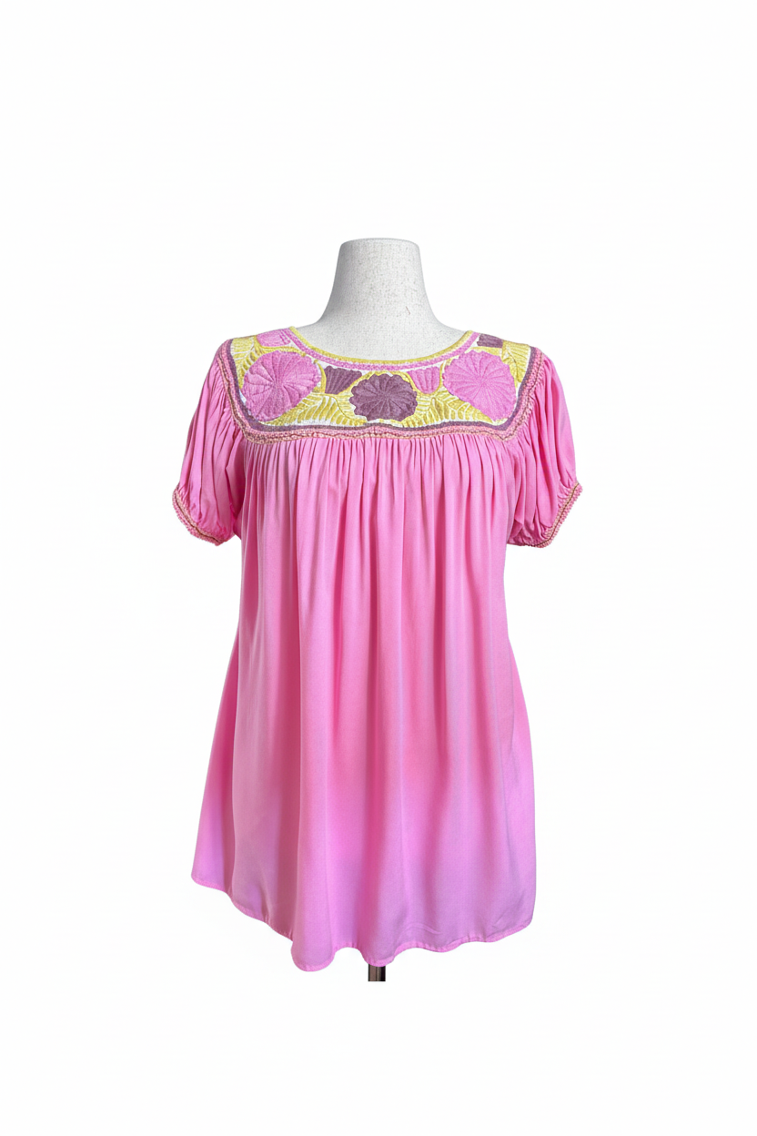 Blusa rosa con fondo blanco