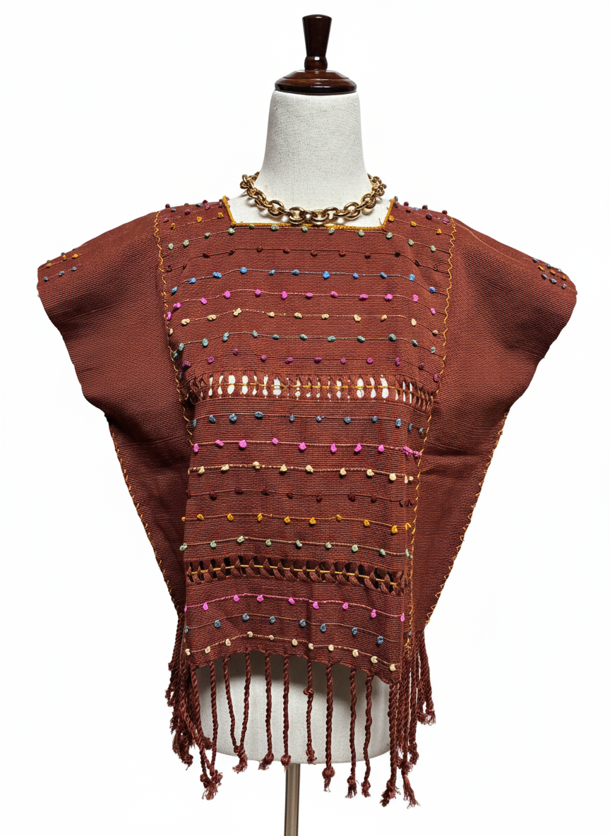 Blusa Telar de Nudito Color Café con fondo blanco