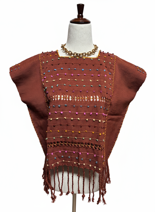 Blusa Telar de Nudito Color Café con fondo blanco