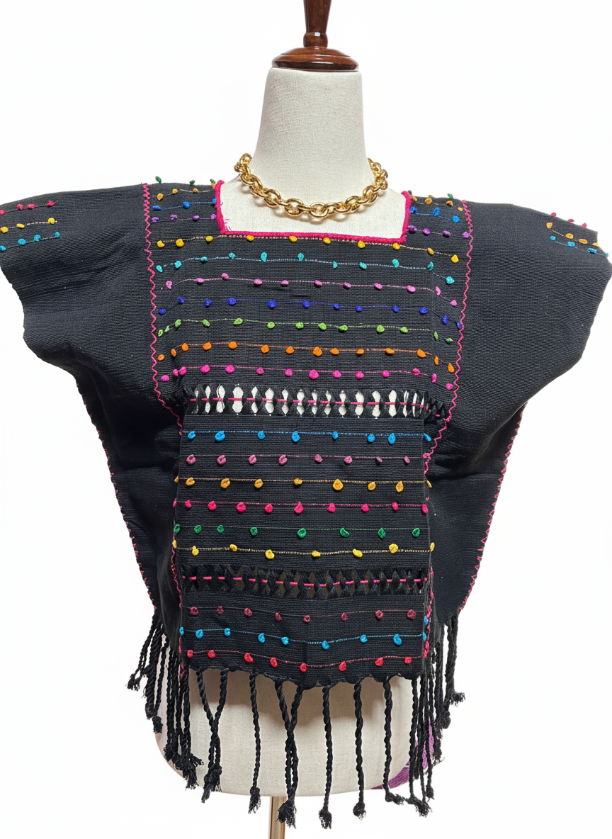 Blusa Telar de Nudito Negro con fondo blanco