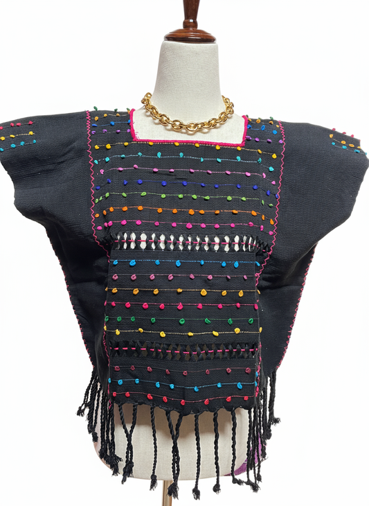 Blusa Telar de Nudito Negro con fondo blanco