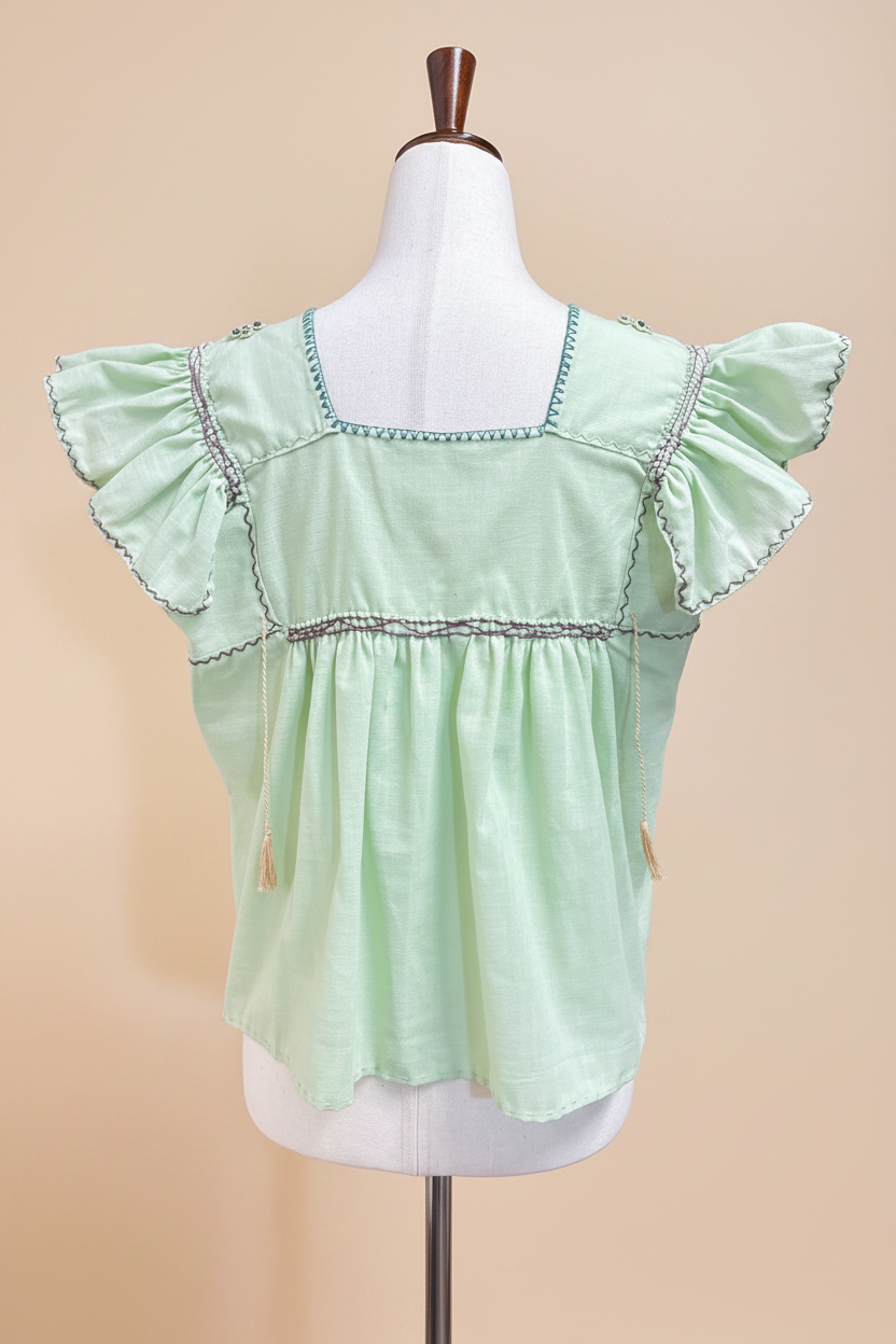 Blusa verde menta espalda - fondo beige