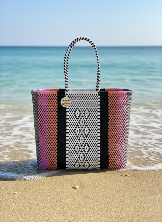 Bolsa artesanal mexicana vista frontal en la playa