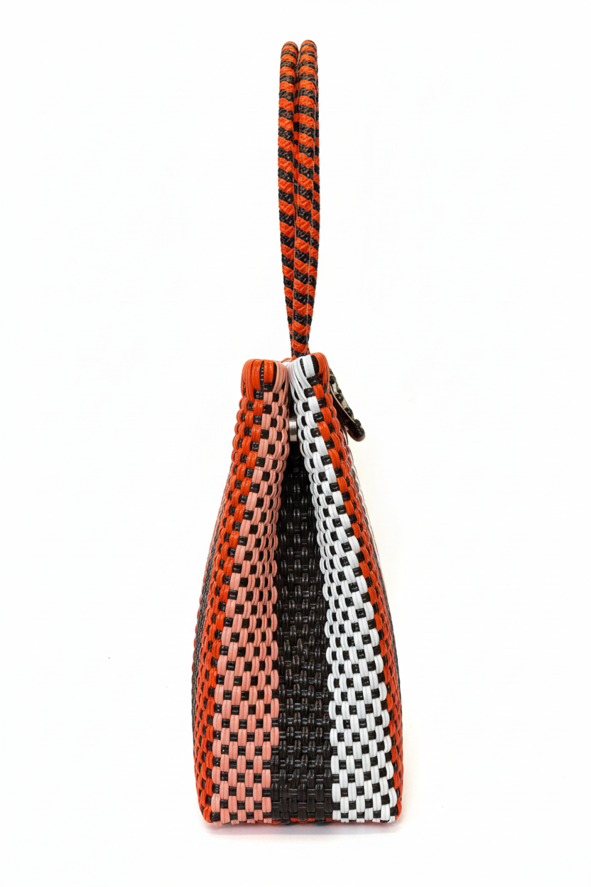 Bolsa artesanal multicolor vista lateral con fondo blanco