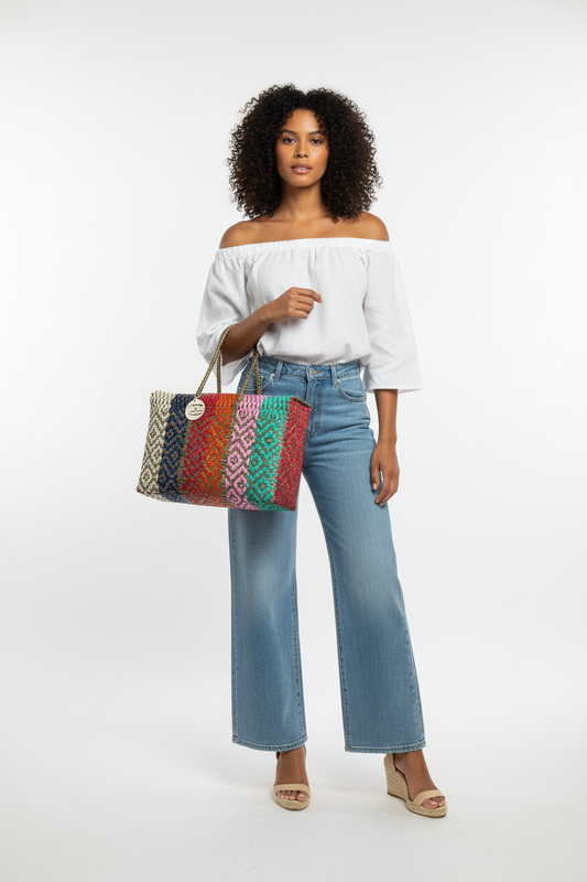 Bolsa lonchera artesanal multicolor en modelo