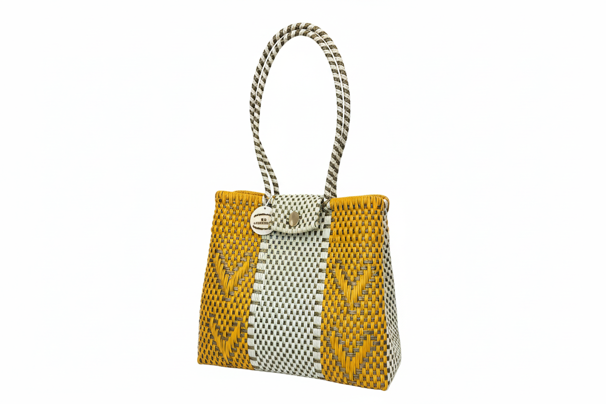 Bolsa María amarillo mostaza y beige vista lateral con fondo blanco