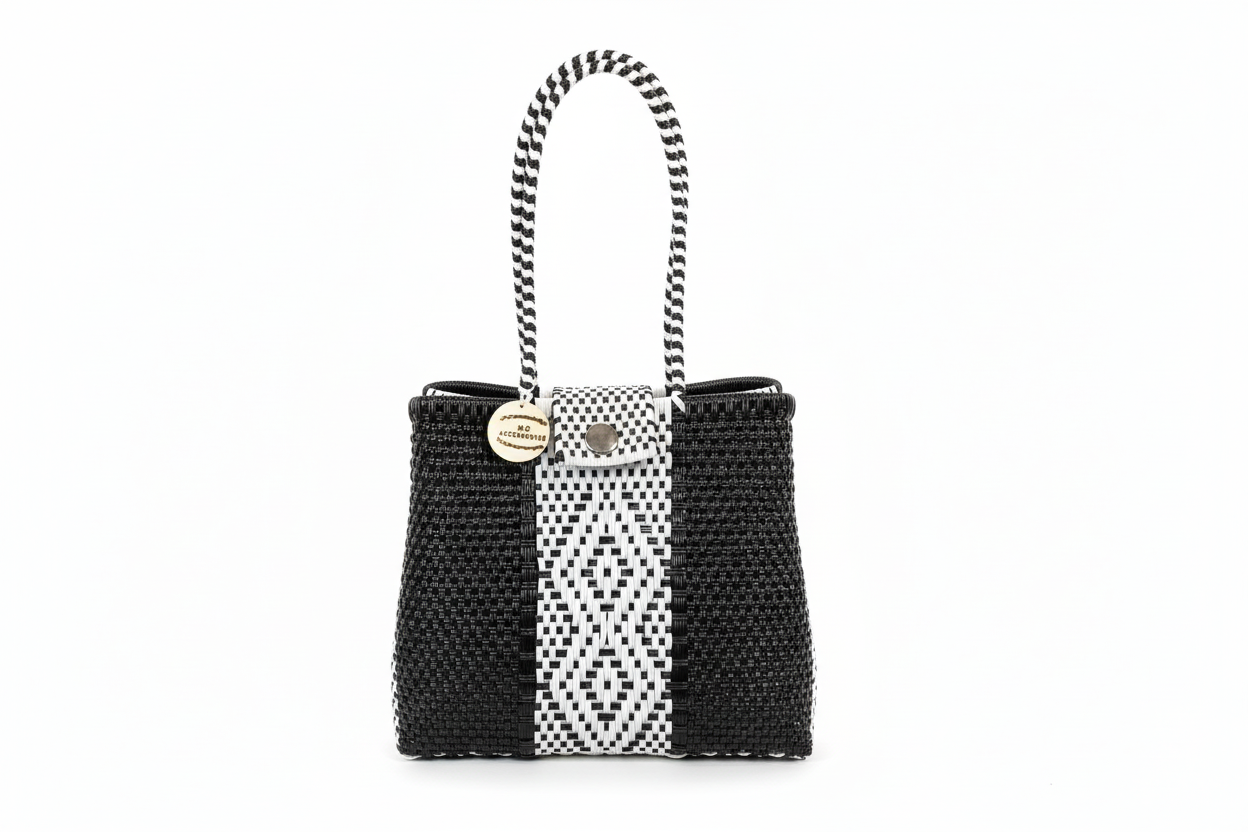 Bolsa María blanco y negro con fondo blanco