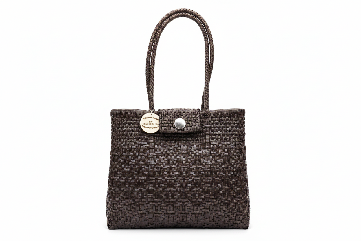 Bolsa María café oscuro con fondo blanco