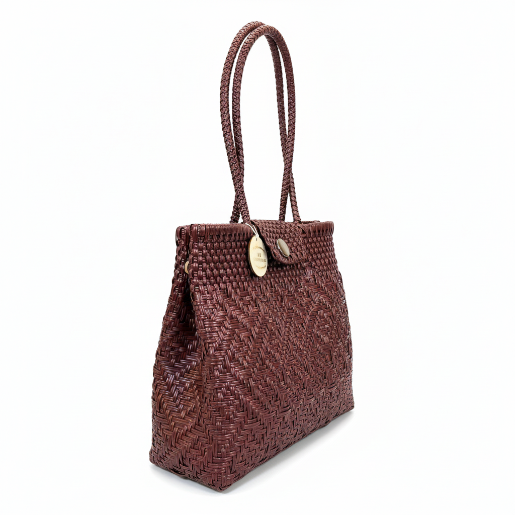 Bolsa María color guinda vista lateral con fondo blanco