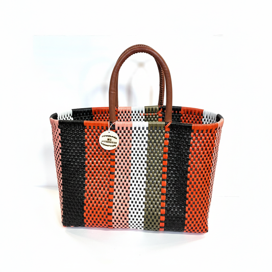 Bolsa multicolor sobre fondo blanco