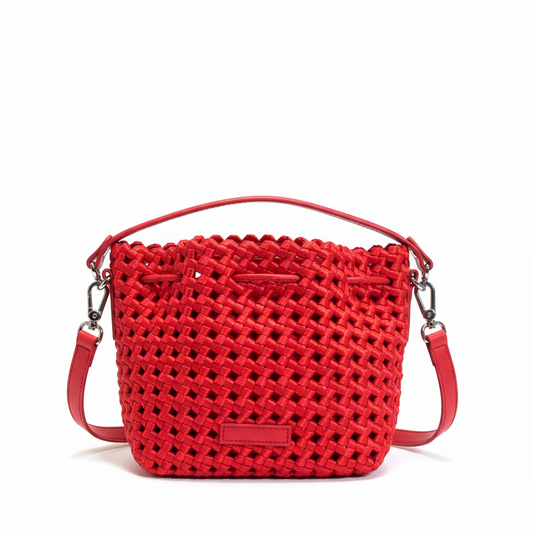 Bolsa roja sobre fondo blanco