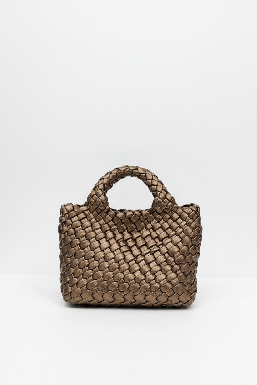 Bolsa tejida bronce fondo blanco