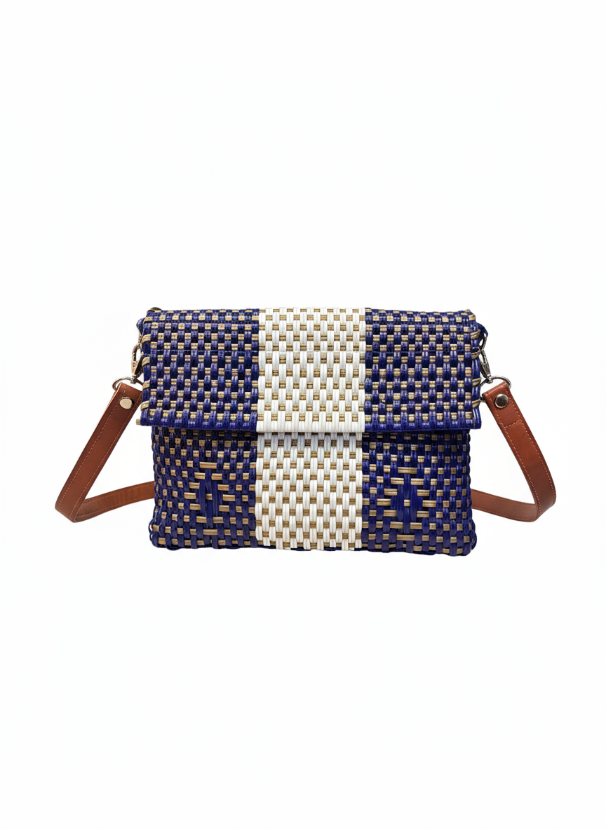 Bolsa tejida con correas café sobre fondo blanco