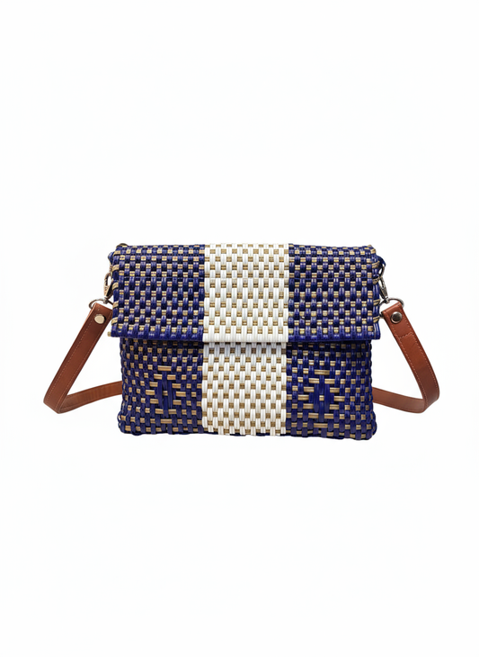 Bolsa tejida con correas café sobre fondo blanco