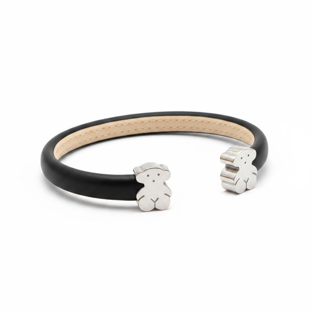 Brazalete con dos osos plateados sobre fondo blanco