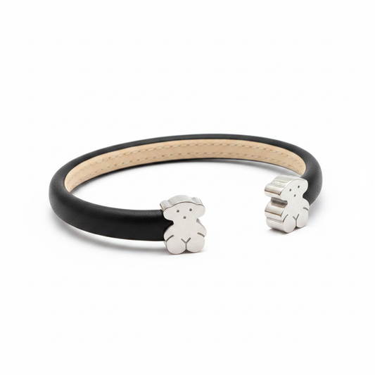 Brazalete con dos osos plateados sobre fondo blanco