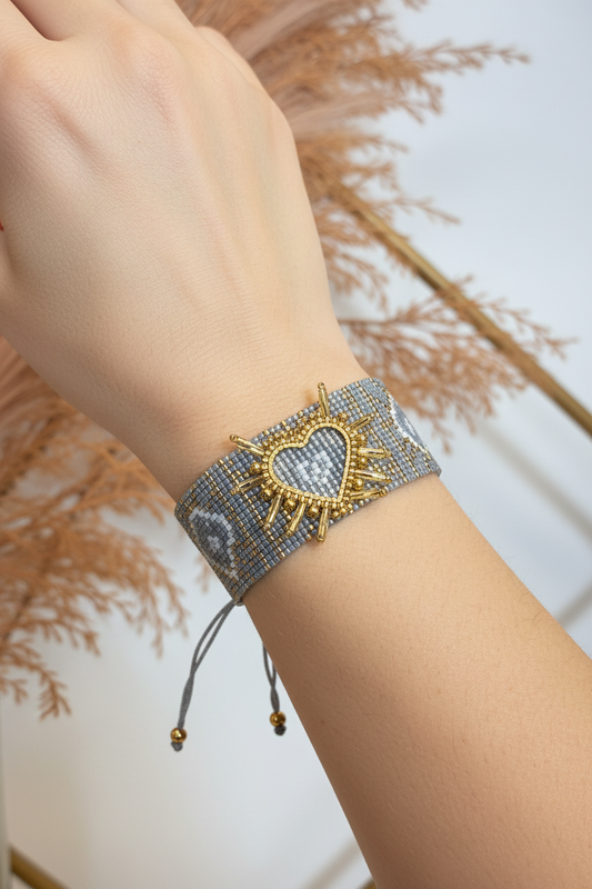Brazalete miyuki gris puesto en mano