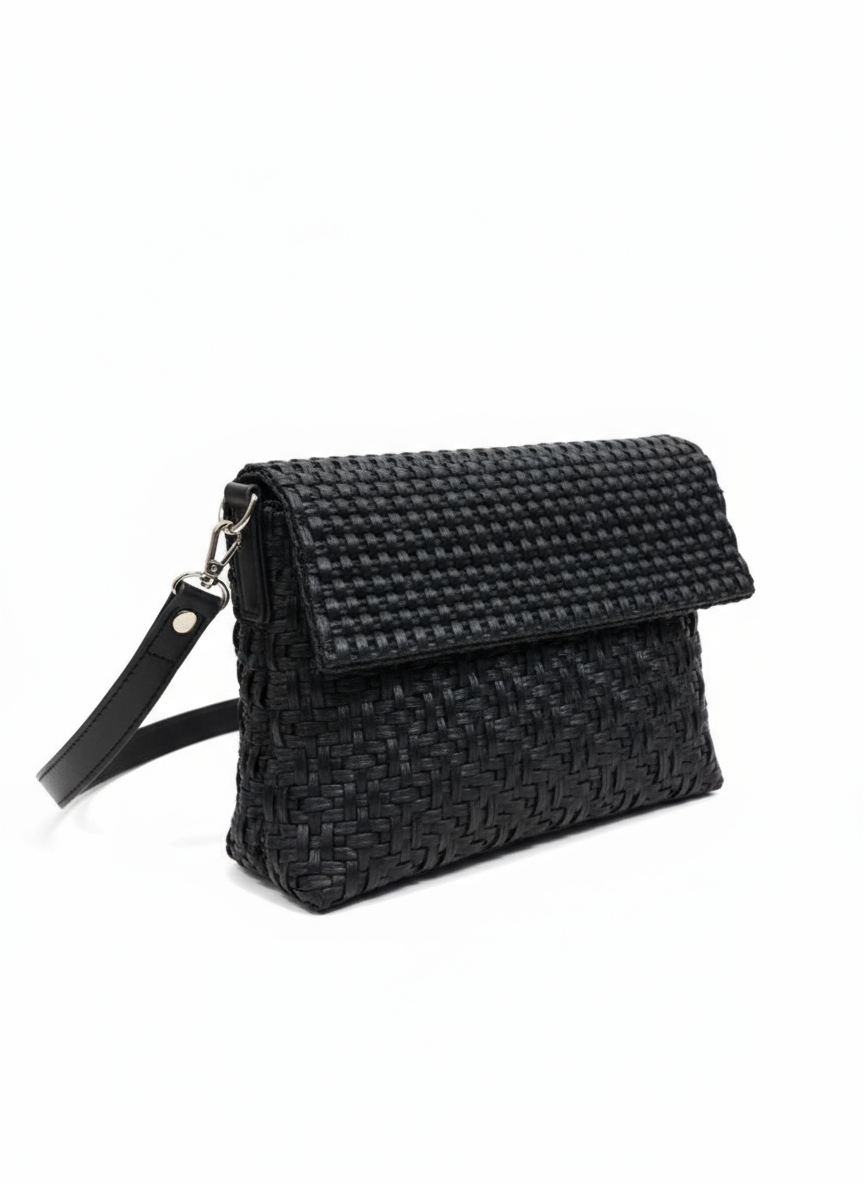 Carteron Lola Clásico negro con correa vista lateral fondo blanco