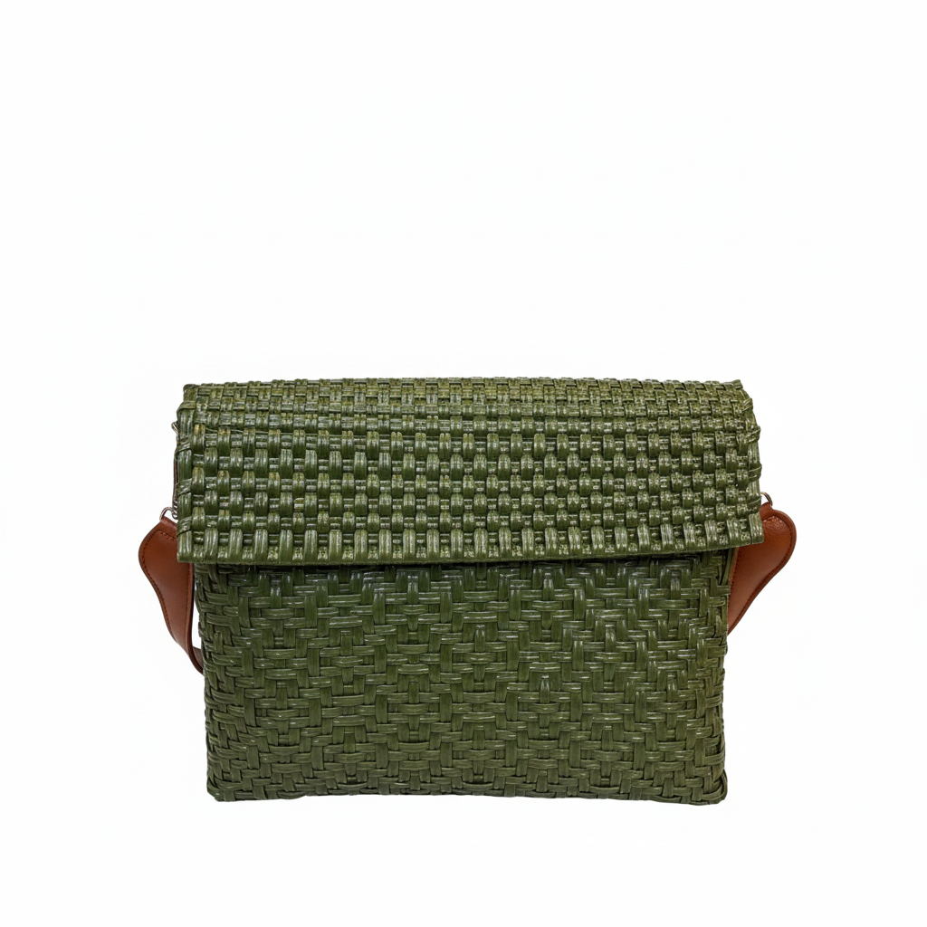 Carteron Lola verde olivo con correa y fondo blanco