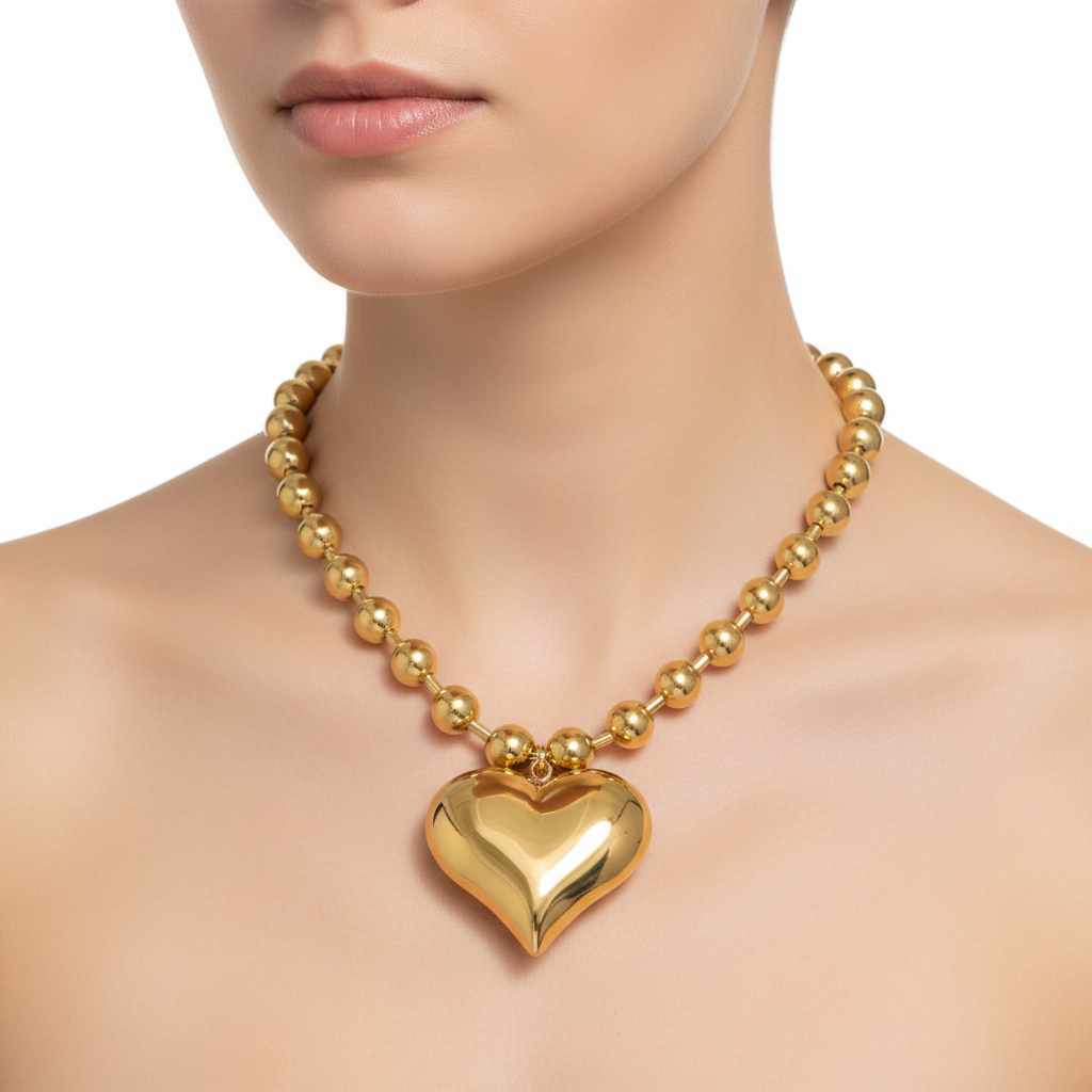 Collar corazón en modelo