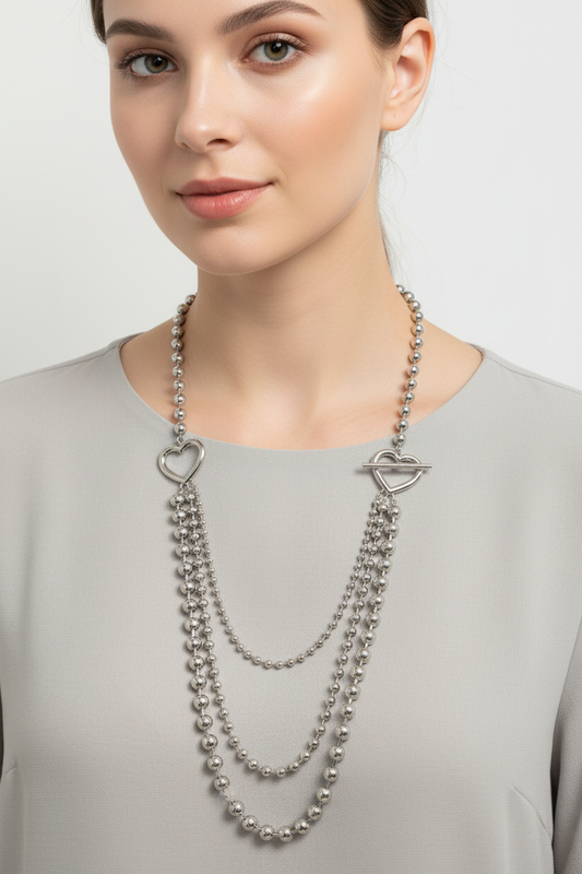 Collar de balines plateado en modelo