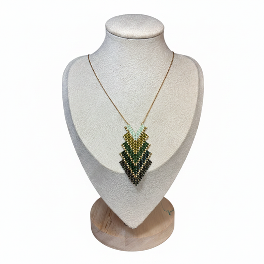 Collar Flecha Miyuki - Fondo Blanco