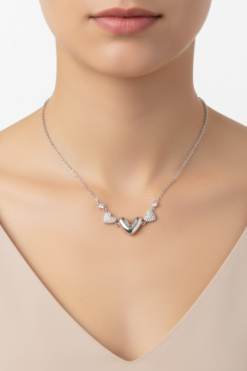 Collar Tres Corazones en modelo