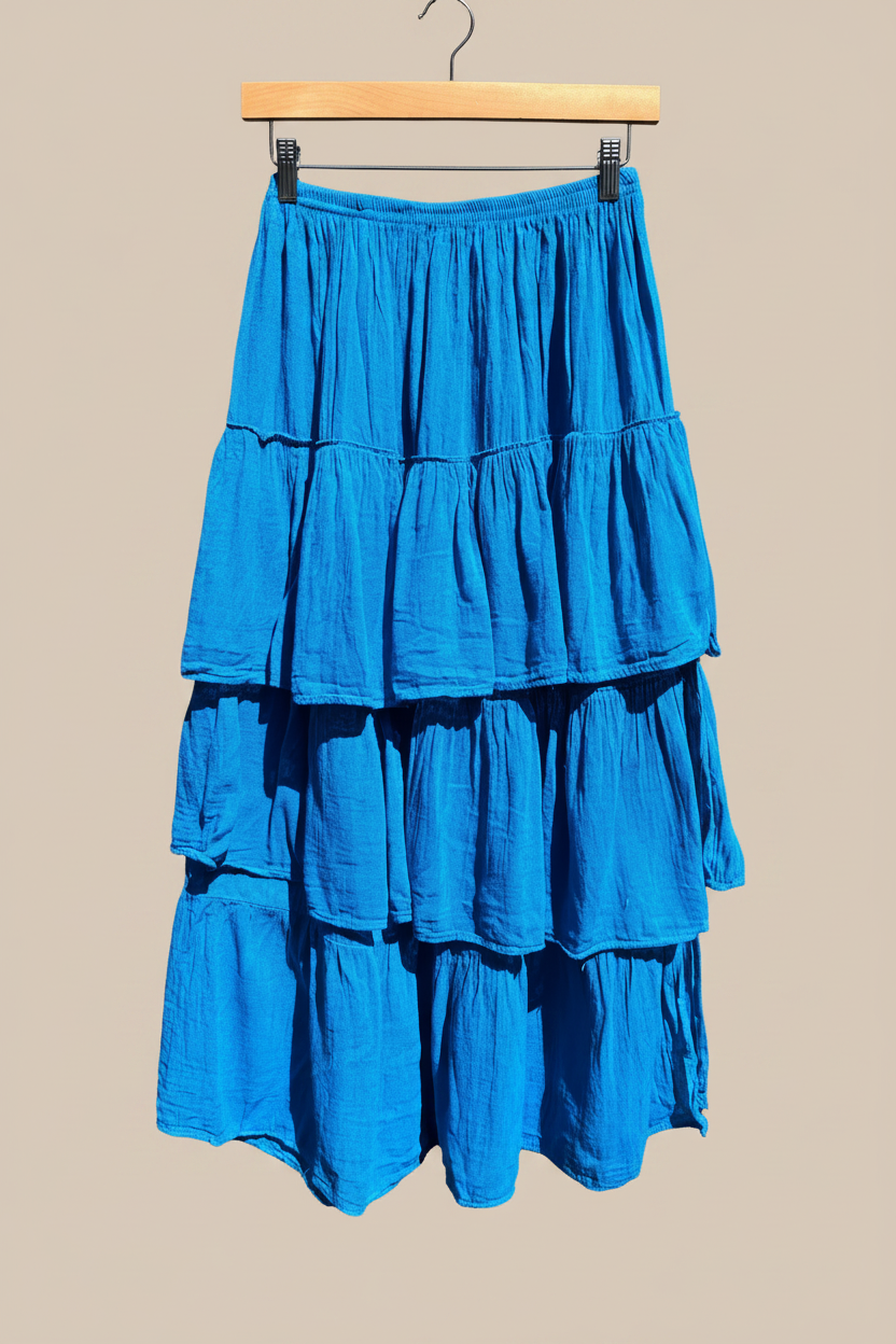 Falda azul fondo beige liso