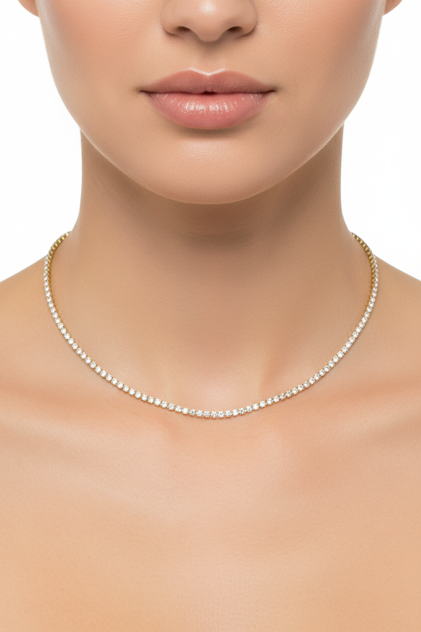 Modelo con collar de tenis dorado