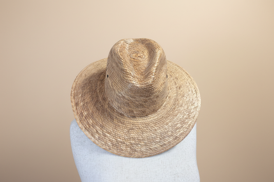 Sombrero de palma - Vista exterior fondo beige