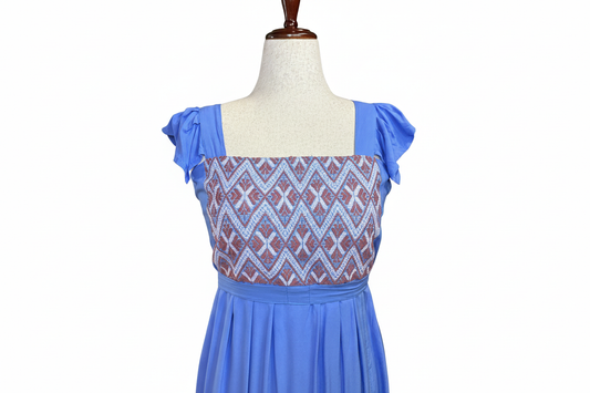 Vestido azul con fondo blanco