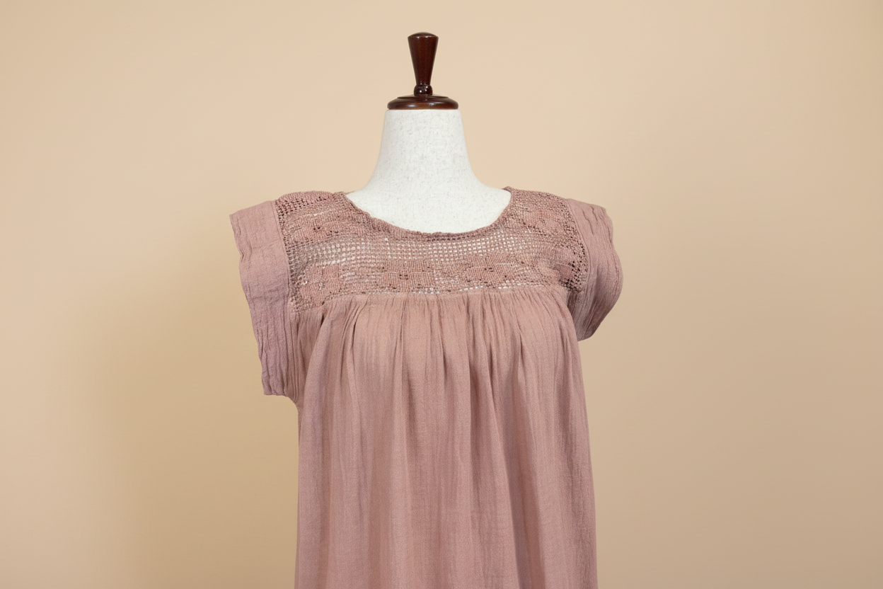 Vestido Manta Corrugada - Detalle pecho fondo beige