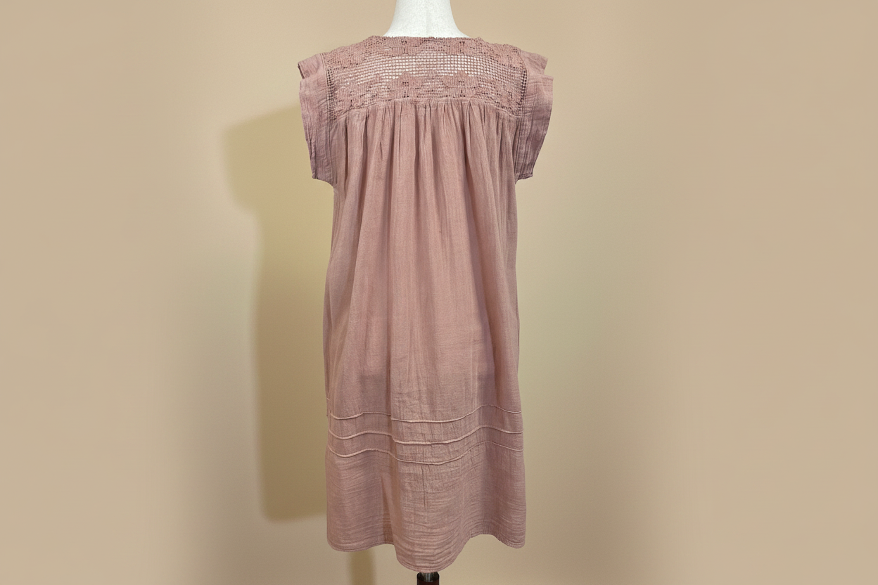 Vestido Manta Corrugada - Vista trasera fondo beige