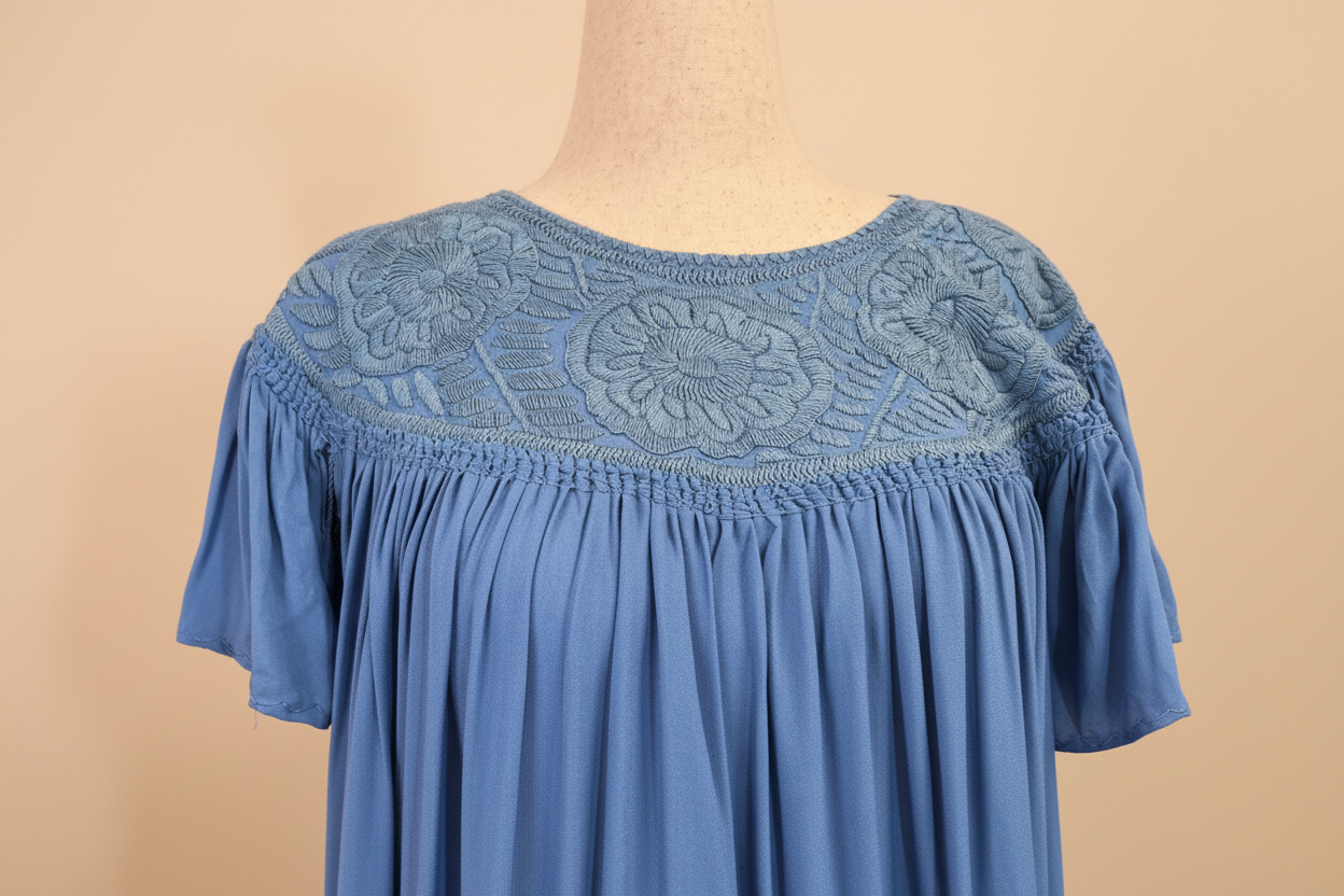 Vestido Rococo Azul - Detalle bordado fondo beige