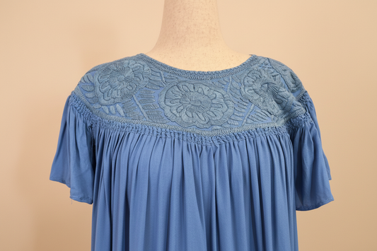 Vestido Rococo Azul - Detalle bordado fondo beige