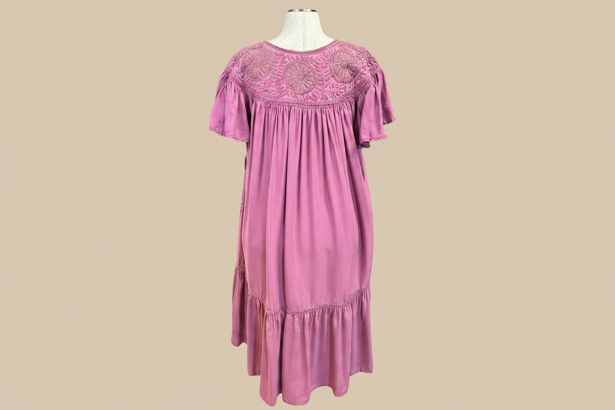 Vestido Rococo Fino Rosa - Vista espalda fondo beige